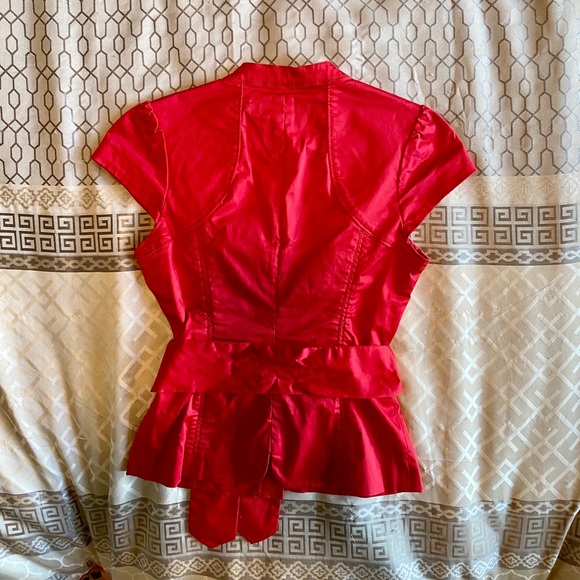 A beautiful top with buttons and belt from Guess. - Picture 2 of 5